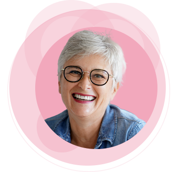 Teaser Krankheit Bewältigen rosa Lächelnde Frau mit grauen Haaren und Brille