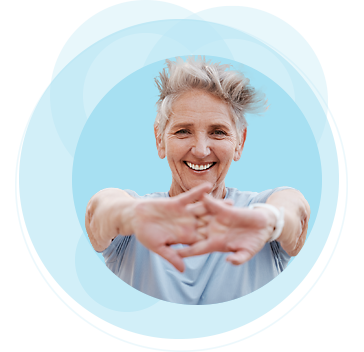 Teaser Rehabilitation Frau vor blauem Hintergrund