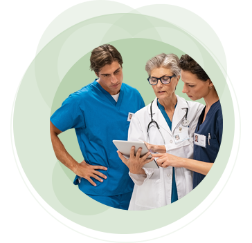 Teaser Ärzte und Arztbesuche grün Kreise Therapeuten betrachten eine Patientenkartei