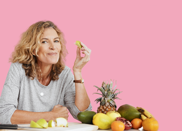 Teaser Nahrung optimal verwerten rosa Frau ist Obst und bereitet ein Smoothie zu