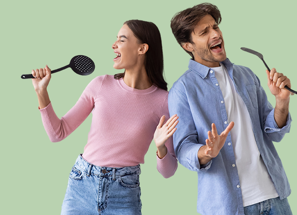 Teaser Leben mit Bruskrebs, Ernährung und Selbst kochen Frau und Mann singen mit Kochutensilien